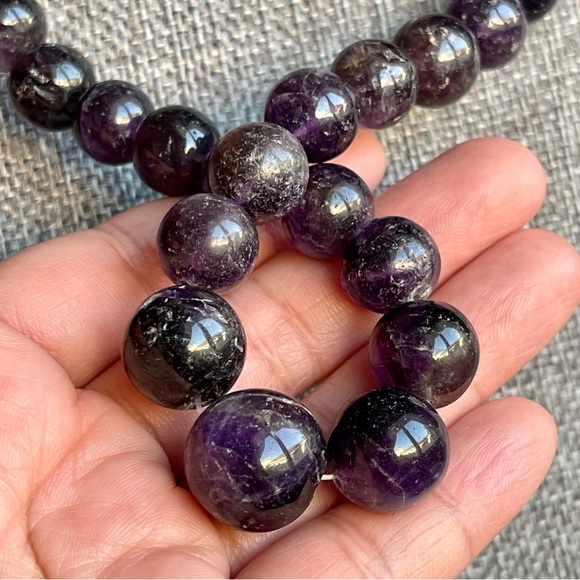 Vintage Graduated Purple Amethyst Beaded 15” Long Necklace with Barrel Clasp - Picture 5 of 15